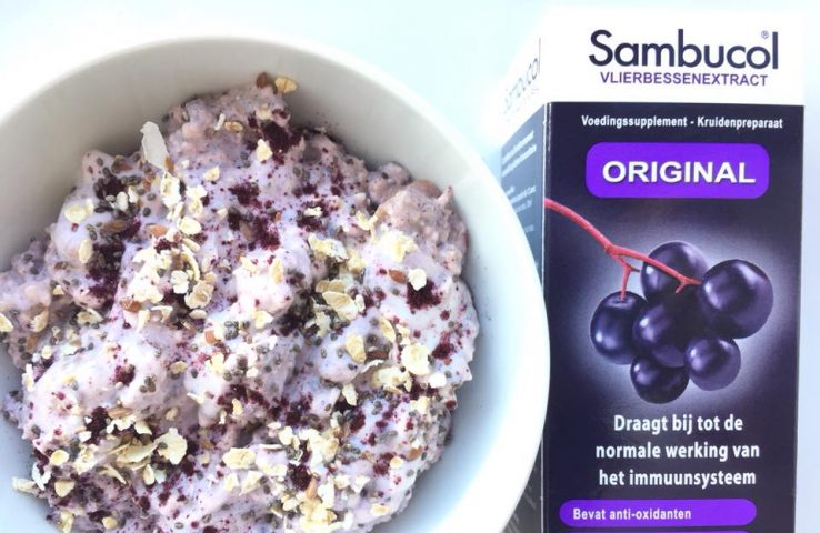 yoghurt ontbijt met havermout en vlierbessen - Sambucol